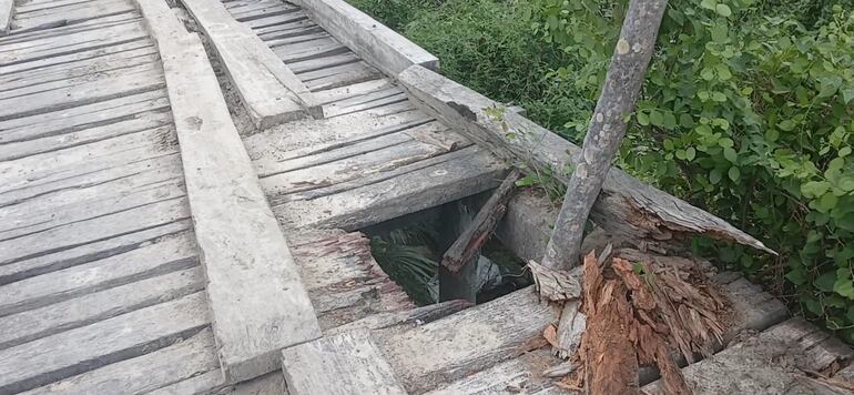 Así de precario se encuentra desde hace meses el puente en la zona Sorpresa.