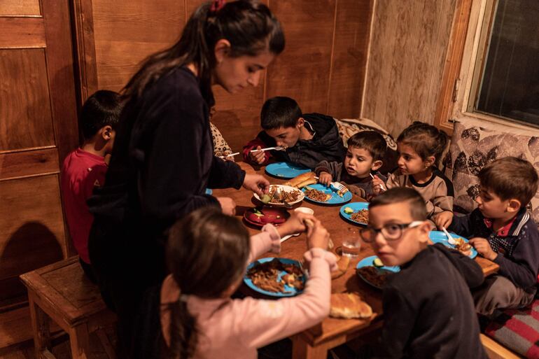 Niños de varias familias que huyeron de Nagorno Karabaj en una casa de acogida en Goris, Armenia, el pasado miércoles.