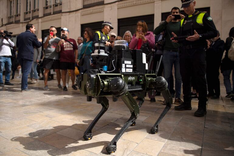 El perro robot que colabora con la Policía en Málaga, España.