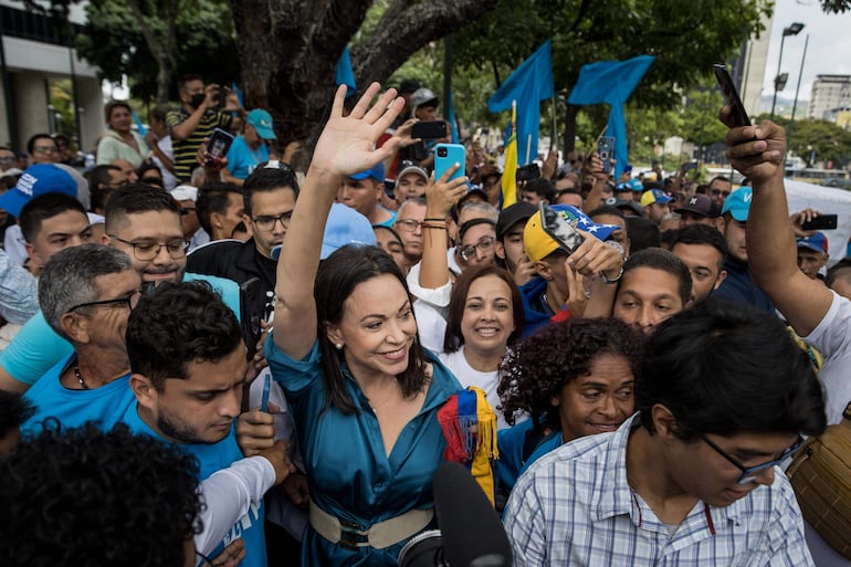 La líder opositora venezolana, María Corina Machado (c) saluda a sus seguidores ante la Comisión Nacional de Primarias (CNP).  (EFE)