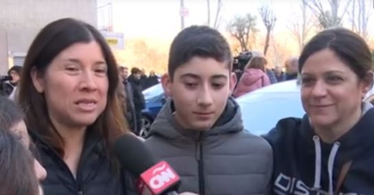 La médica paraguaya Dra. María Liz Paciello (i) dando una entrevista para CNN junto con otros ganadores de la Lotería del Gordo de Navidad en España.