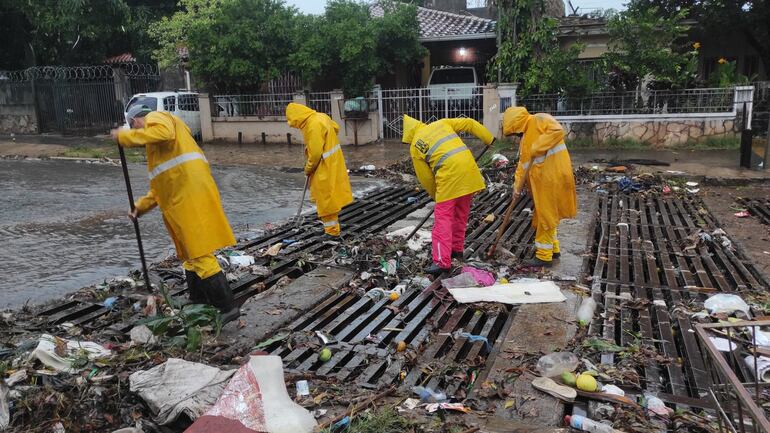 Cuadrillas de Servicios Urbanos de Asunción limpian los sumideros tapados por basuras.