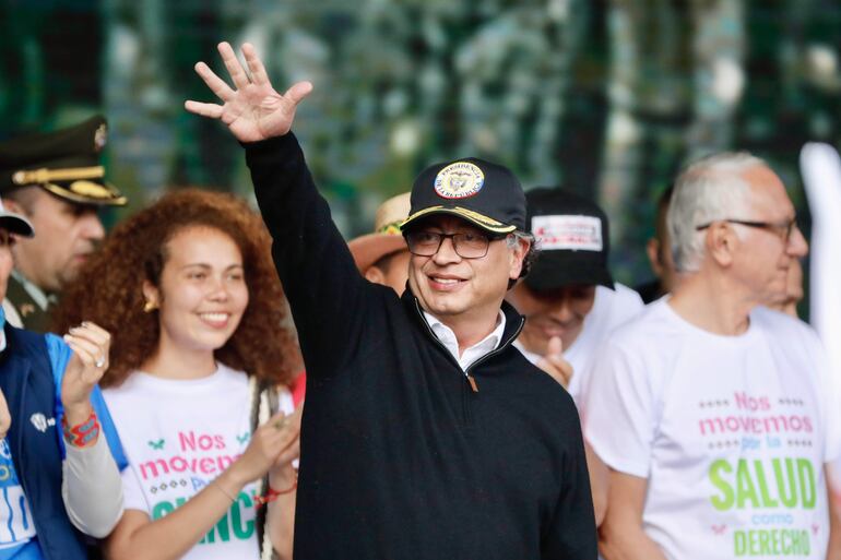 El presidente de Colombia, Gustavo Petro, saluda durante un discurso en la marcha "Por la paz, por la vida, por la justicia social",  en la Plaza de Bolívar, en Bogotá (Colombia). Fue ayer.