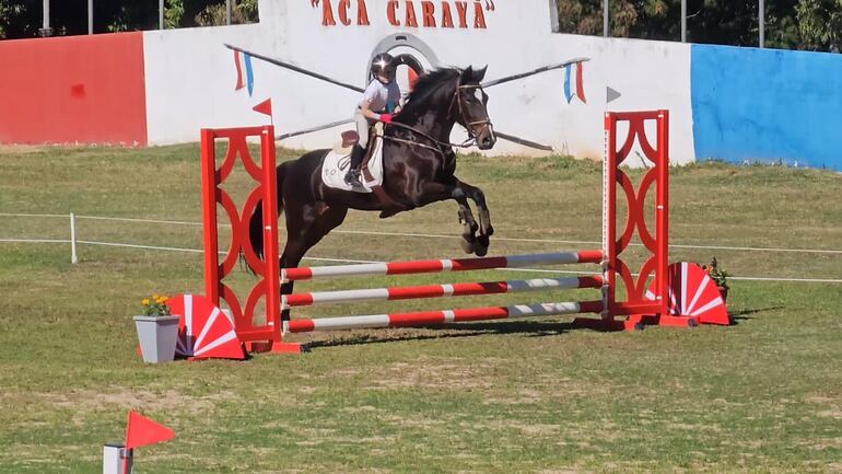 Violeta Báez Penoni competirá en el certamen en Acá Carayá, montando a Cochabamba.