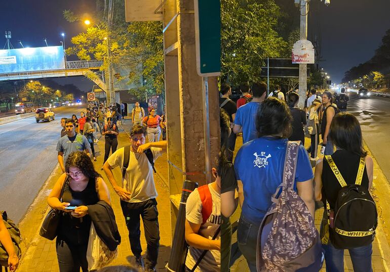 Estudiantes de la UNA sufren la escasez de colectivos para llegar a sus casas en horas de la noche.