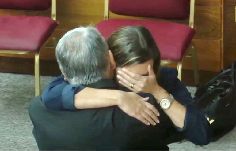 Kattya González se quiebra tras recibir el abrazo de su suplente el doctor Ignacio Iramain, quien prestó juramento minutos antes.