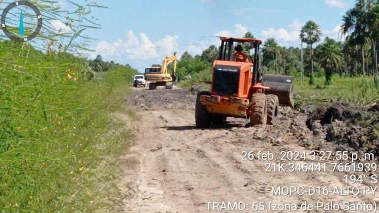 Maquinaria del MOPC y de un ganadero realizan reparación del camino Toro Pampa - desvío 65 bioceánica.