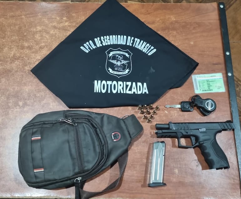 Los agentes policiales incautaron un arma de fuego, cartuchos y otras evidencias del vehículo del detenido. 