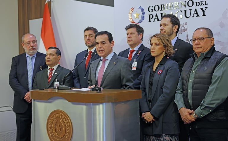 El canciller Rubén Ramírez(centro), rodeado por el ministro de Industria Javier Giménez, el asesor Ilo moreno, la jefa de gabinete ⁠Lea Giménez, el presidente de la ANDE ⁠Félix Sosa, José Alberto Alderete y Justo Zacarías Irún, director de Itaipú.