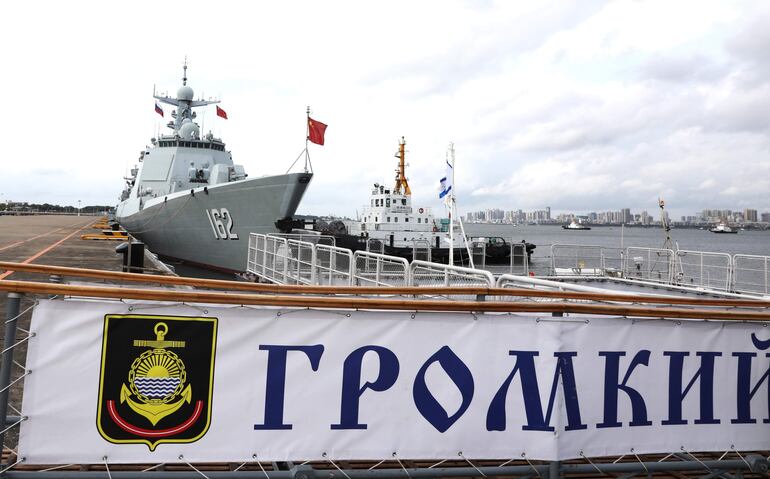 Un destructor chino en el puerto de Zhanjiang, en la provincia china de Guangdong, durante los pasados ejercicios militares conjuntos entre la Rusia y China.