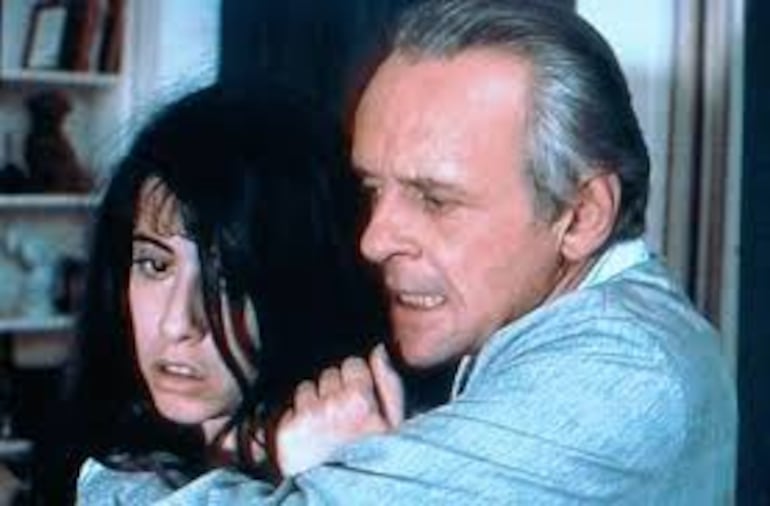 Fernanda Torres y Anthony Hopkins en una escena de la película "La guerra de un hombre".