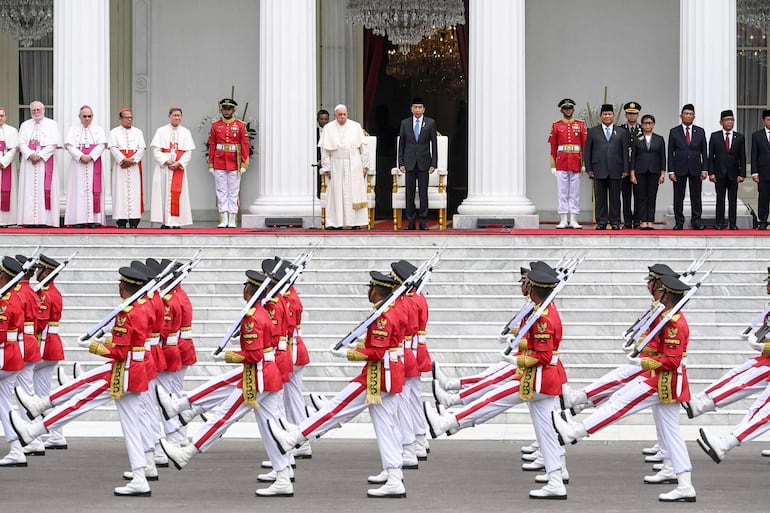 El papa Francisco y el presidente de Indonesia, Joko Widodo, observan la marcha de la guardia de honor durante una ceremonia de bienvenida en el Palacio Presidencial Istana Merdeka en Yakarta, Indonesia.