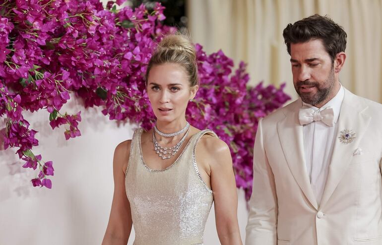 Emily Blunt y John Krasinski llegando de la manito a la ceremonia de entrega de los Premios Óscar en el Dolby Theatre, en Hollywood.