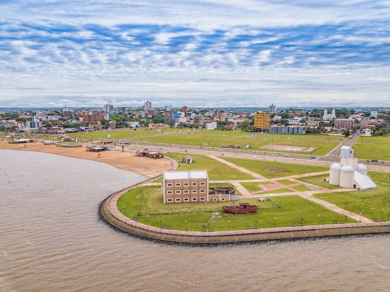 Vista aérea de la Costanera de Encarnación con sus principales íconos.