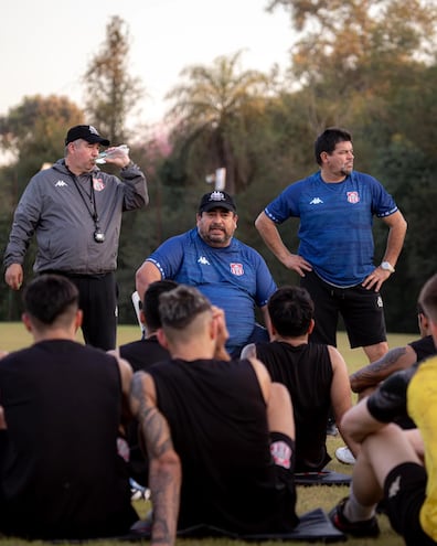 El entrenador de General Caballero de Mallorquín, Humberto García, en la charla con sus futbolistas.