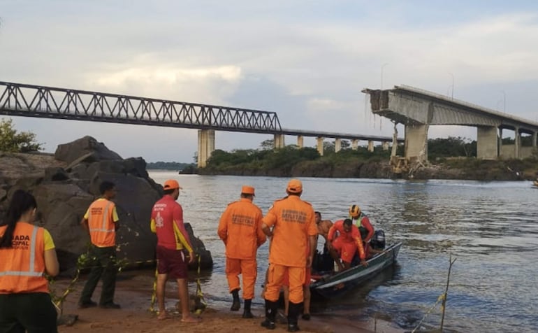 Fotografía cedida por el Departamento de Bomberos Militares de Tocantins de trabajadores en labores de rescate en Tocantins(Brasil).