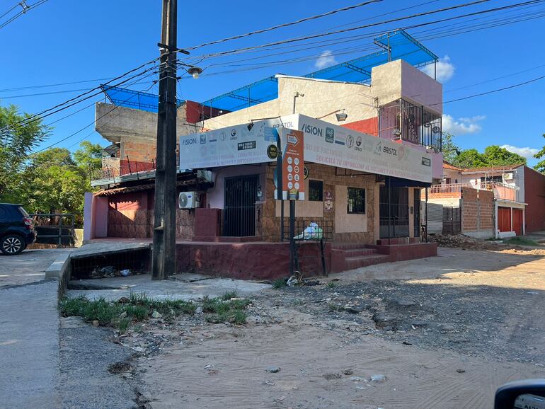 Local comercial de Trinidad de donde salió la camioneta, cuyos ocupantes sufrieron un intento de asalto en la Costanera.