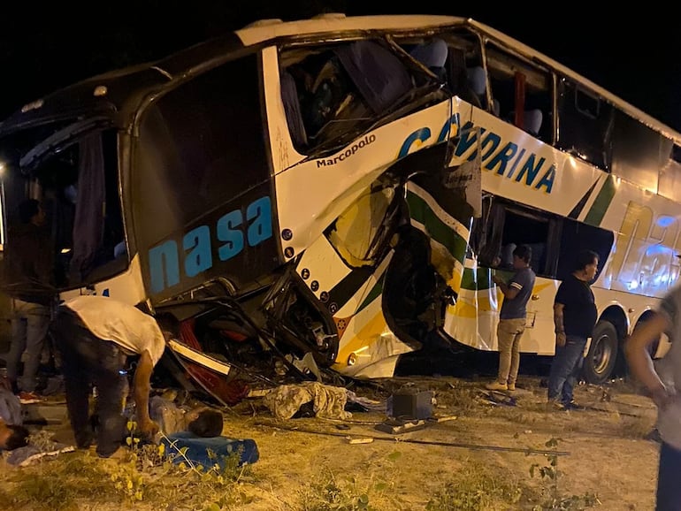 El colectivo de la empresa NASA Golondrina destrozado, luego de sufrir un grave accidente en Montelindo, Chaco.