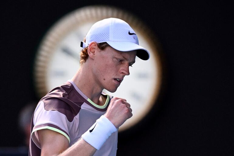 El italiano Jannik Sinner (3) superó al serbio y vigente campeón Novak Djokovic (1) por 6-1, 6-2, 6-7(6) y 6-3 (tres horas y 22 minutos), en las primeras semifinales del Abierto de Australia.