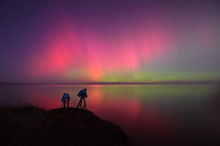 La Aurora Austral, también conocida como Luces del Sur, brilla en el horizonte sobre las aguas del lago Ellesmere, en las afueras de Christchurch.