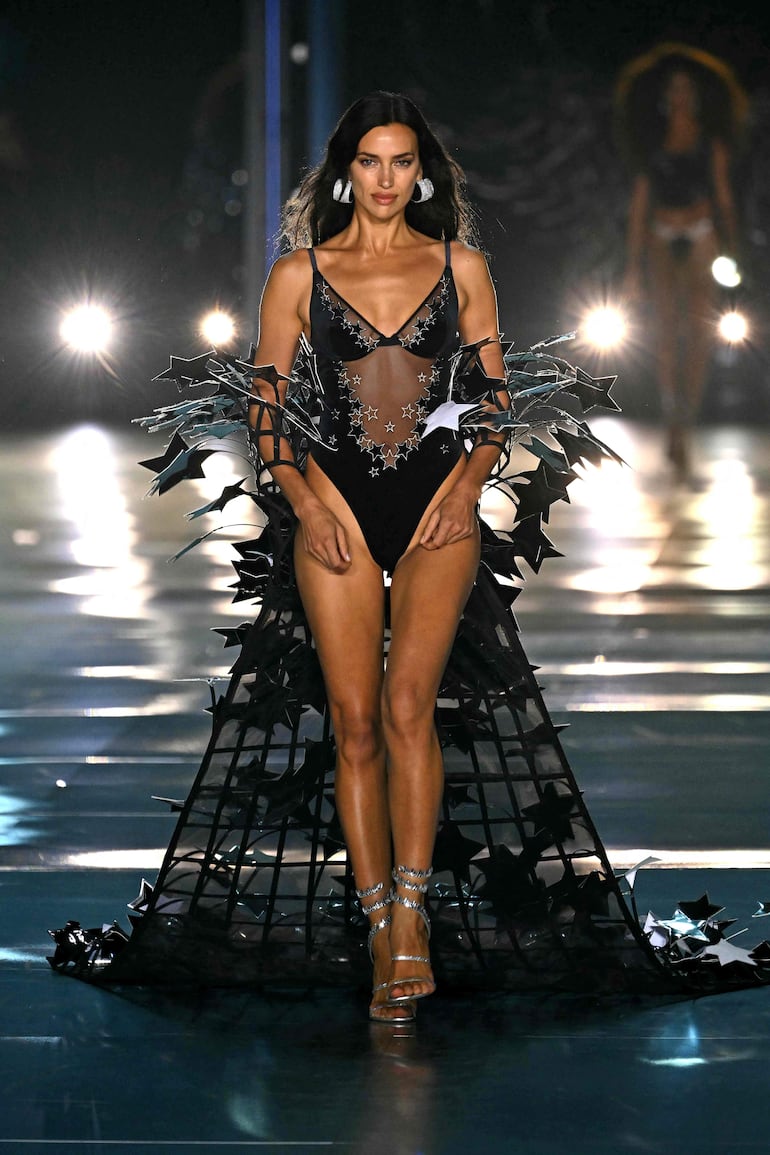 La modelo rusa Irina Shayk, en el esperado desfile Victoria's Secret Fashion Show en Duggal Greenhouse en Brooklyn. (ANGELA WEISS / AFP)