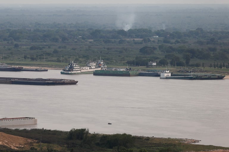 Fotografía que muestra el río Paraguay, a la altura del muelle de Asunción. El río Paraguay, a su paso por Asunción, registró este lunes nuevamente una mínima histórica, al descender a los -1.43 metros de altura.