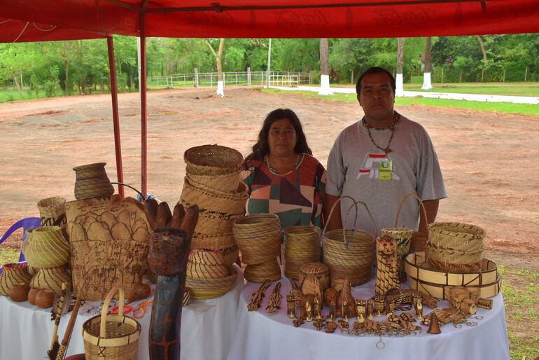 Los artesanos de la comunidad Indígena Mbya Guaraní, Amancio Medina y su esposa Francisca Fernández, en su stand de artesanía. 