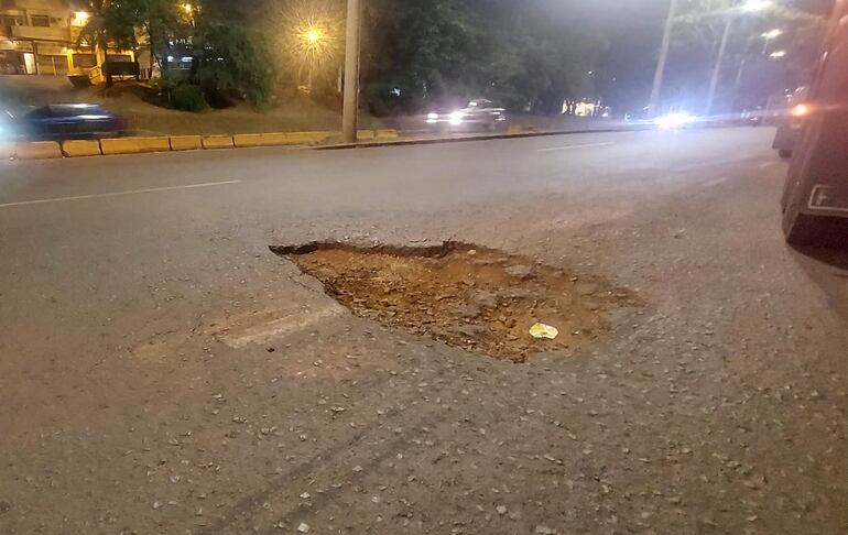 Los vecinos rellenaron con tierra el bache al no resultar la señalización. 