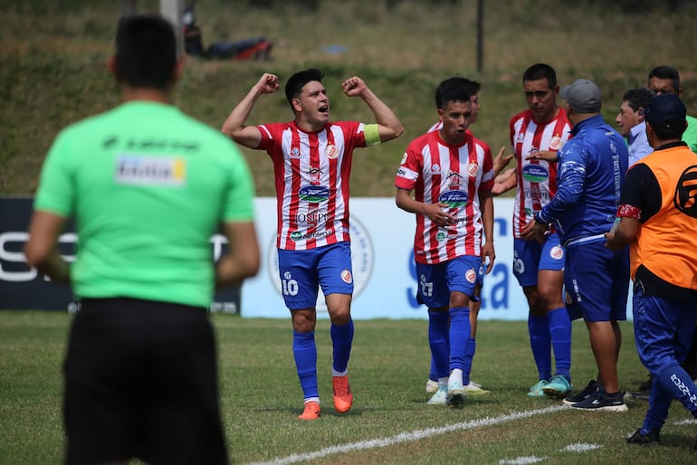 El capitán Richar Candia celebra su gol con los integrantes de la banca albirroja.