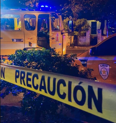 Bomberos sofocan incendio de gran magnitud en vivienda de Barrio Obrero.