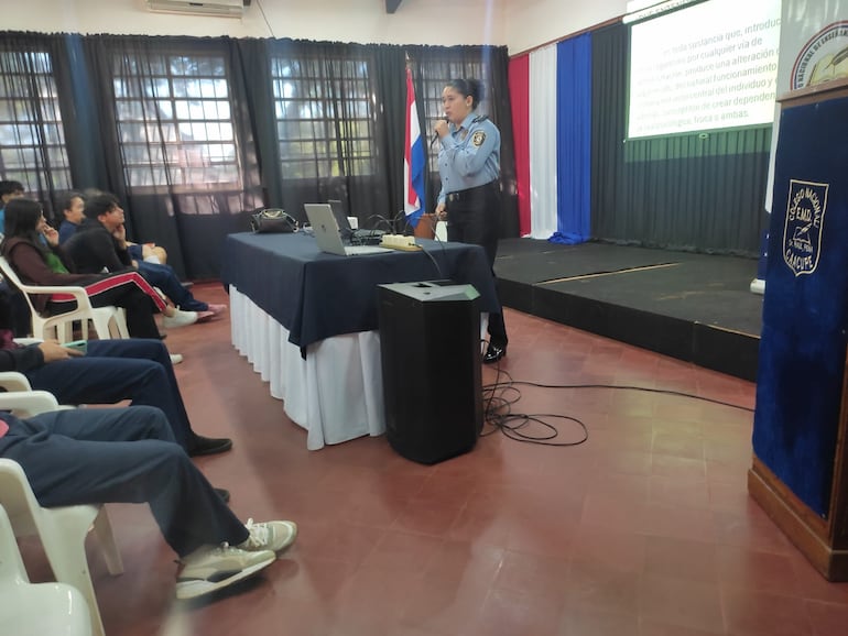 La Policía Nacional realiza charlas en escuelas para la prevención del consumo de drogas.