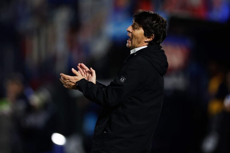 El argentino Daniel Garnero, técnico de Libertad, en el partido contra Tigre por la revancha de los playoffs de la Copa Sudamericana 2023 en el estadio Coliseo de Victoria, en Buenos Aires, Argentina.