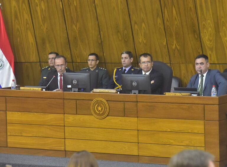 El ministro de Defensa, Óscar González, y el presidente de la Comisión Bicameral de Presupuesto del Congreso, senador Derlis Osorio, durante la sesión de ayer.