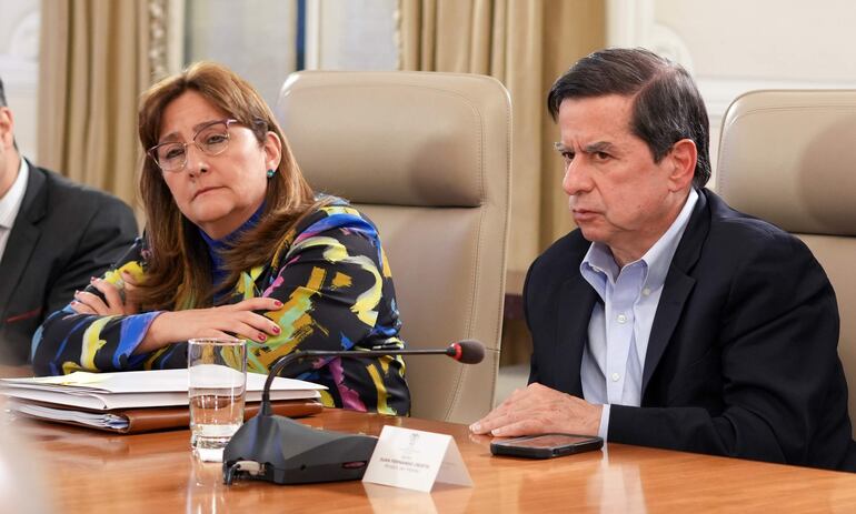 Fotografía cedida por la Presidencia de Colombia de la ministra de Justicia de Colombia, Ángela María Buitrago, y el ministro del interior, Juan Fernando Cristo, durante un consejo de ministros este martes, en Casa de Nariño en Bogotá (Colombia). 