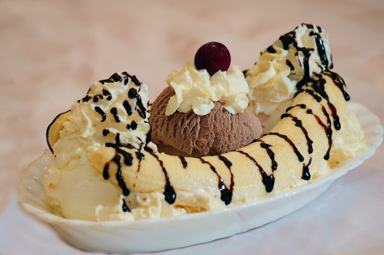 Banana split, un postre delicioso.