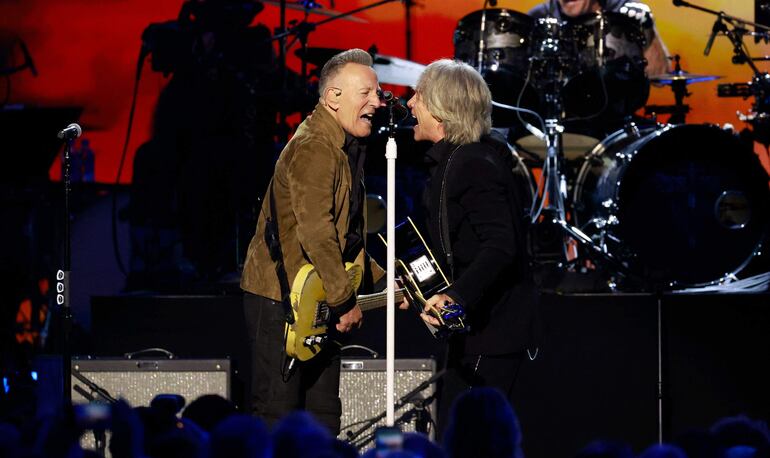 Bruce Springsteen y Jon Bon Jovi comparte en escenario durante el homenaje al vocalista de la banda de rock Bon Jovi.