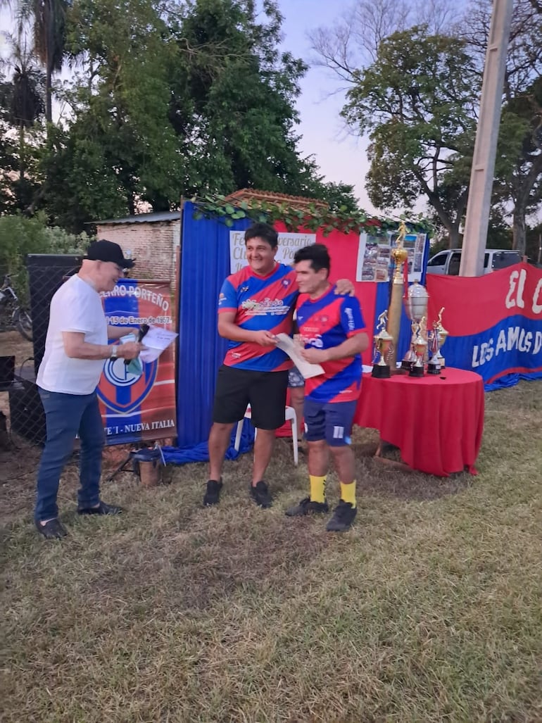 Como parte de los festejos se otorgó menciones de
reconocimiento a los campeones del 2009 y se procedió a la inauguración de la lumínica perimetral de la cancha.