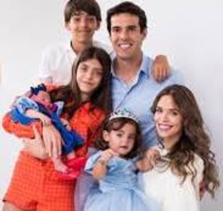 Kaká con sus hijos y esposa actual, Carol Dias