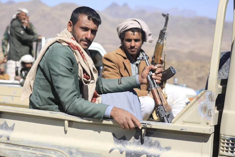 Combatientes hutíes en las afueras de Saná, Yemen.