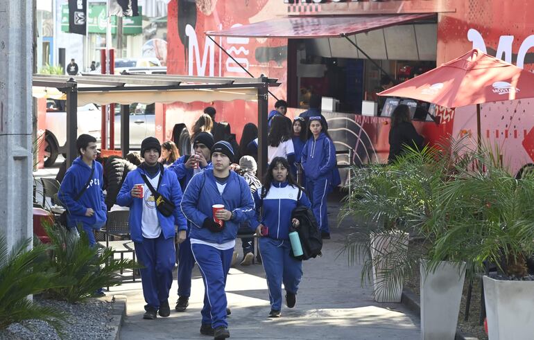 Pese al intenso frío, estudiantes acudieron ayer a la Expo en el primer día de ingreso gratuito para estudiantes