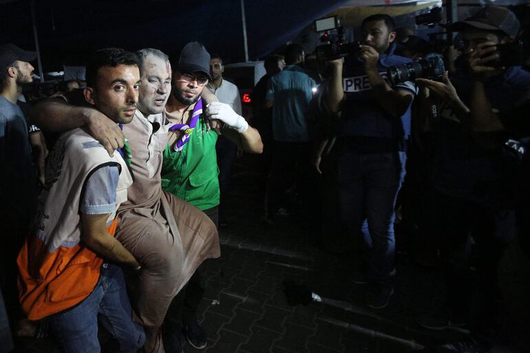 Un hombre herido es ingresado al hospital Al-Shifa, en la Ciudad de Gaza. (Imagen de archivo)