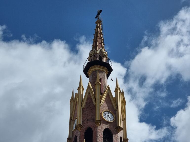 A pocas cuadras de la iglesia Santa Teresita, donde terminó casándose Betty con Armando, se destaca una casa celeste que recibe a visitantes de todo el mundo.