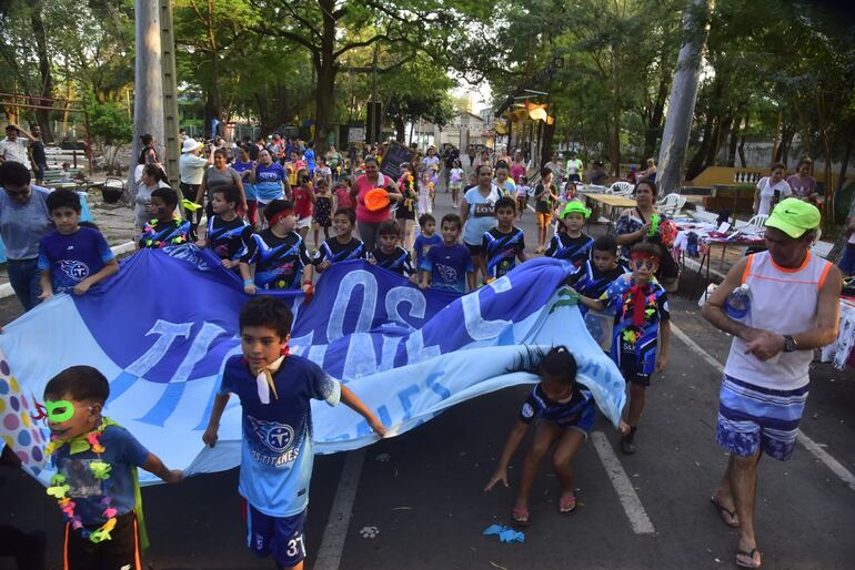 Niños de la escuela de fútbol Los Titanes, desfilaron por el Parque Caballero. 