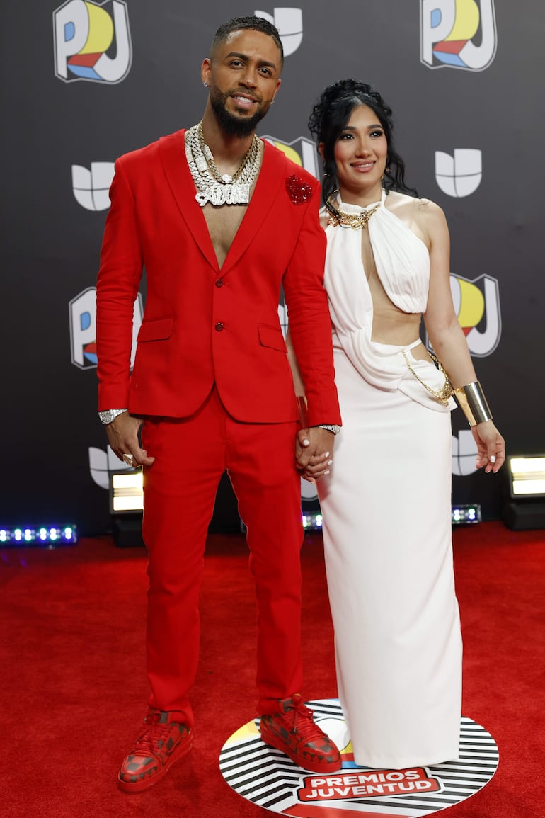 El músico Dj Adoní posando muy bien acompañado en la alfombra roja de los Premios Juventud. (EFE/Thais Llorca)
