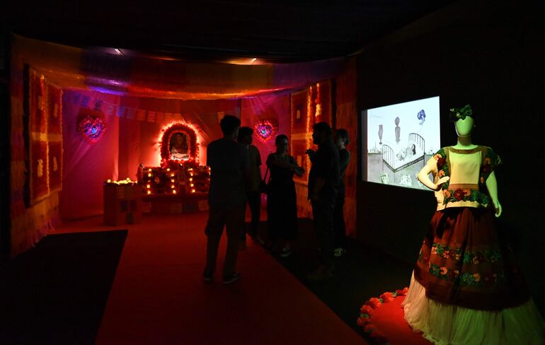 El Altar de muertos en otro de los espacios de esta muestra inmersiva en torno a Frida Kahlo.