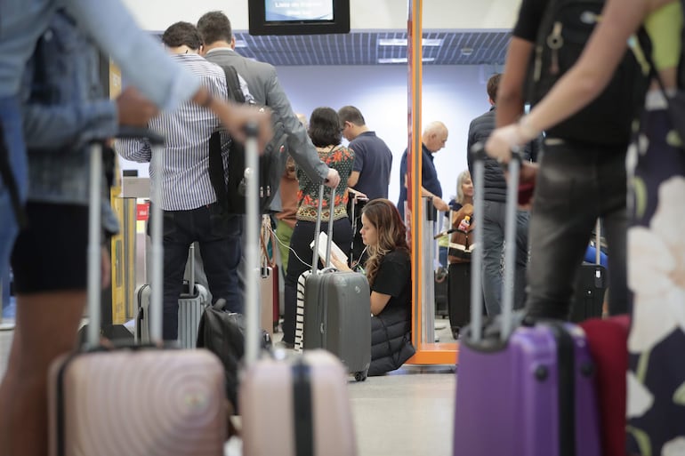 Pasajeros en un aeropuerto.