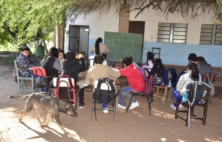 Niños dan clases bajo árboles y con una pizarra prestada en la escuela Nueva Asunción de Chaco´i.