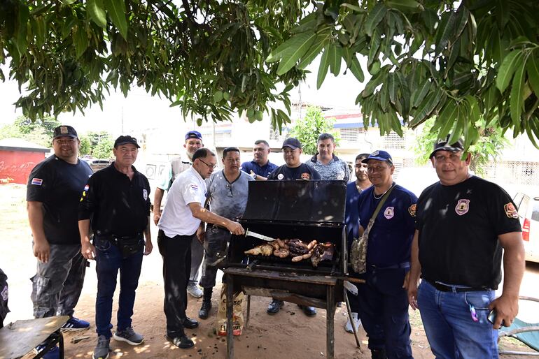 Guardíacárceles se niegan a volver a Tacumbú  por falta de garantías y se instalan frente al penal. Ayer armaron una parrilla popular para el almuerzo.