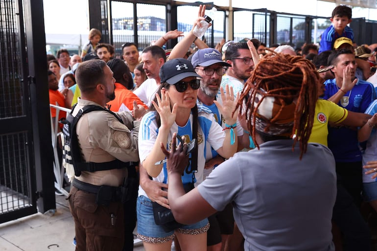 El ingreso al Hard Rock Stadium para la final de la Copa América 2024 fue desbordado por hinchas colombianos y argentinos, obligando al retraso del inicio del partido entre Argentina y Colombia. 