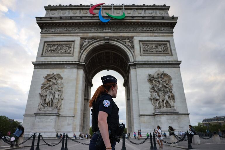 Una oficial francesa patrulla la zona del Arco del Triunfo, en París.